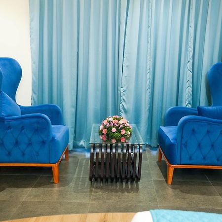 Blue Castle Hotell Thiruvananthapuram Exteriör bild
