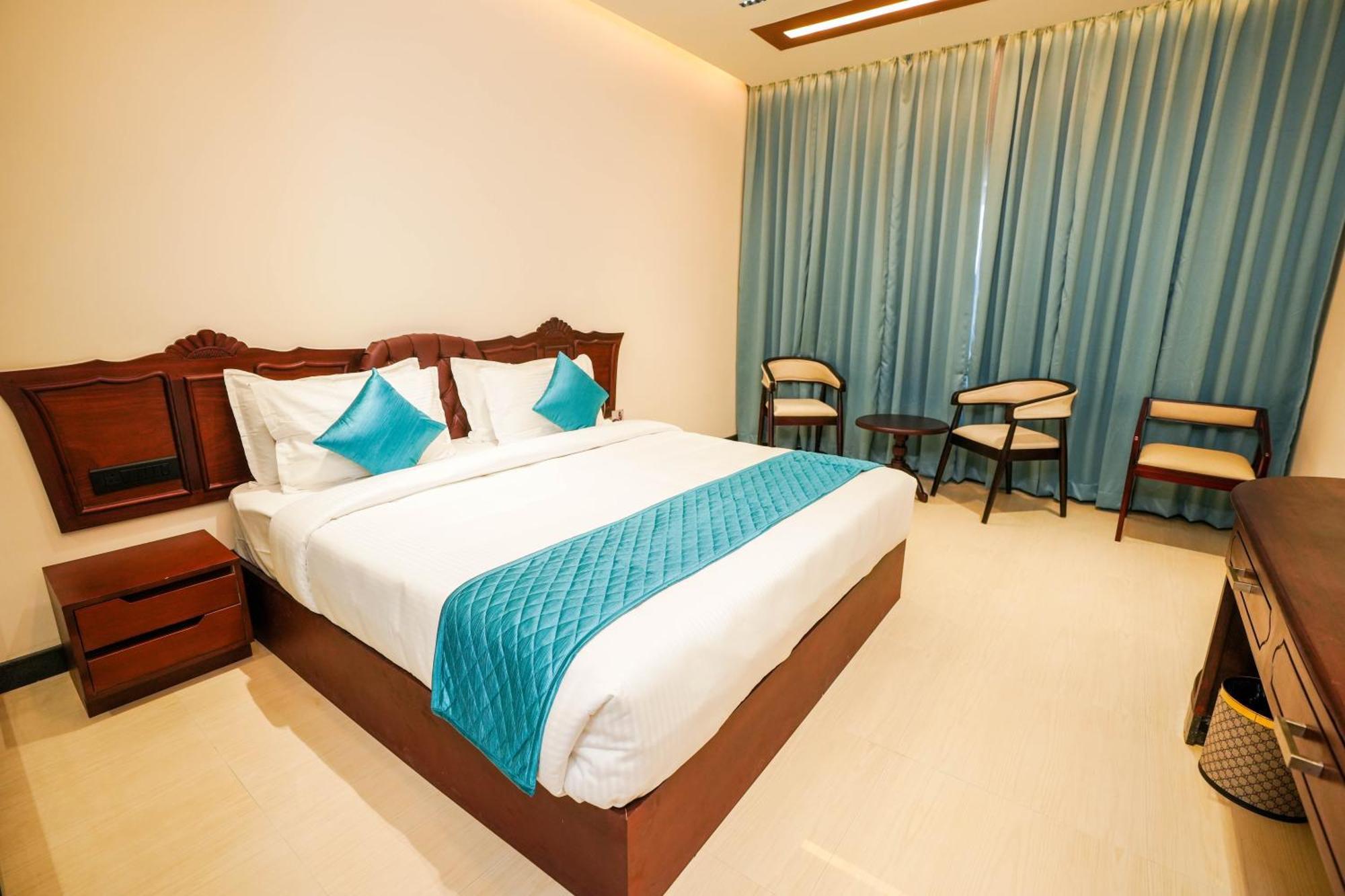Blue Castle Hotell Thiruvananthapuram Exteriör bild