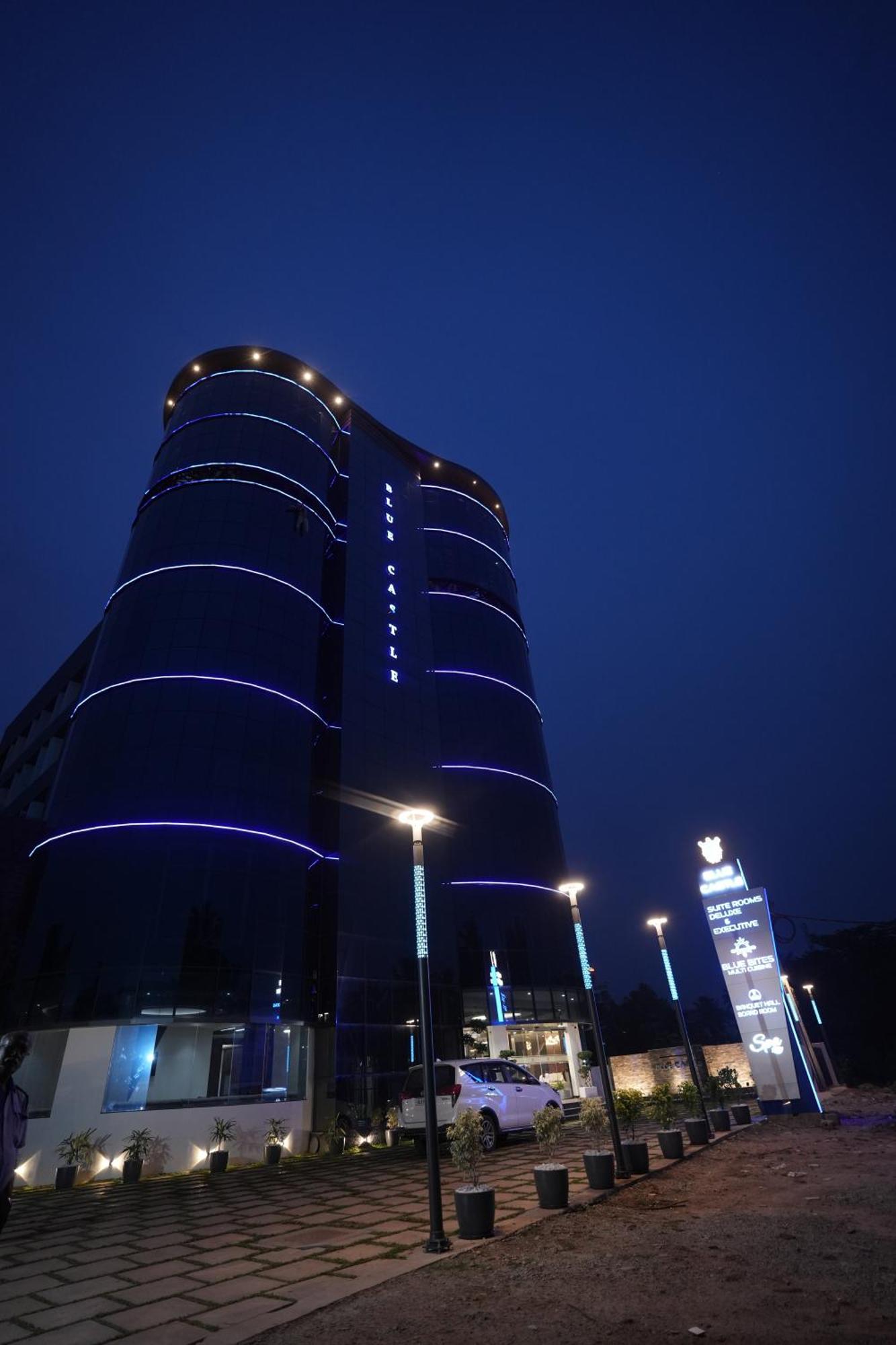 Blue Castle Hotell Thiruvananthapuram Exteriör bild